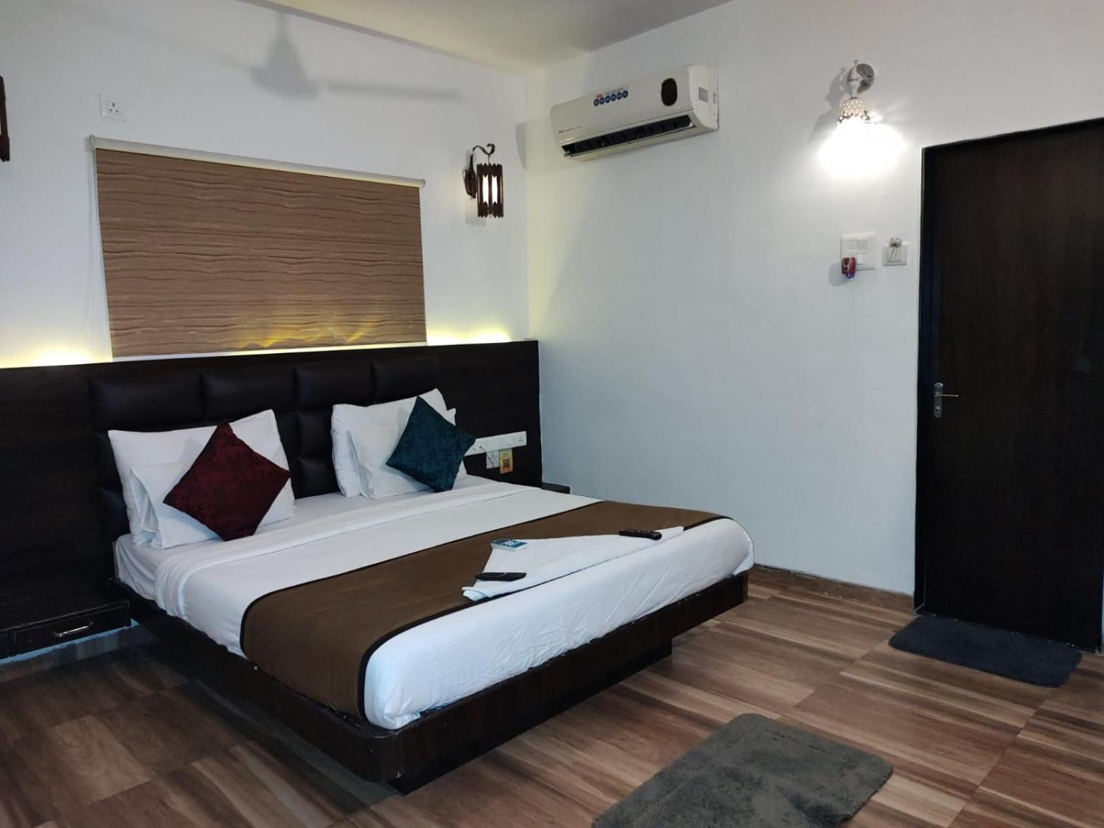 Hotel Saikripa Imperial Daman Buitenkant foto