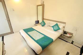 Hotel Saikripa Imperial Daman Buitenkant foto